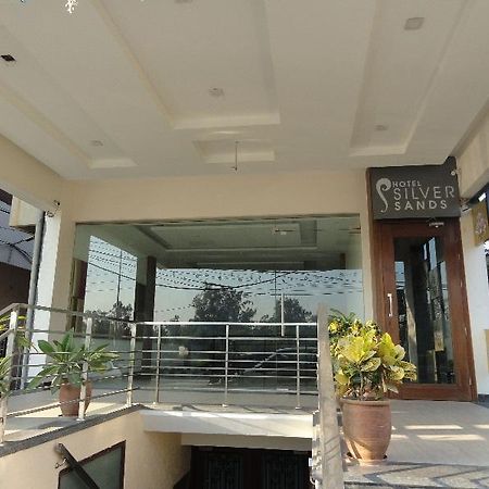 Silver Sands Hotel Chandīgarh Exterior foto